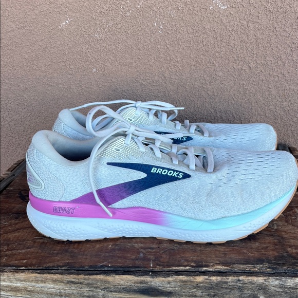 Brooks Women's Ghost 16 Athletic Shoes - Picture 4 of 10